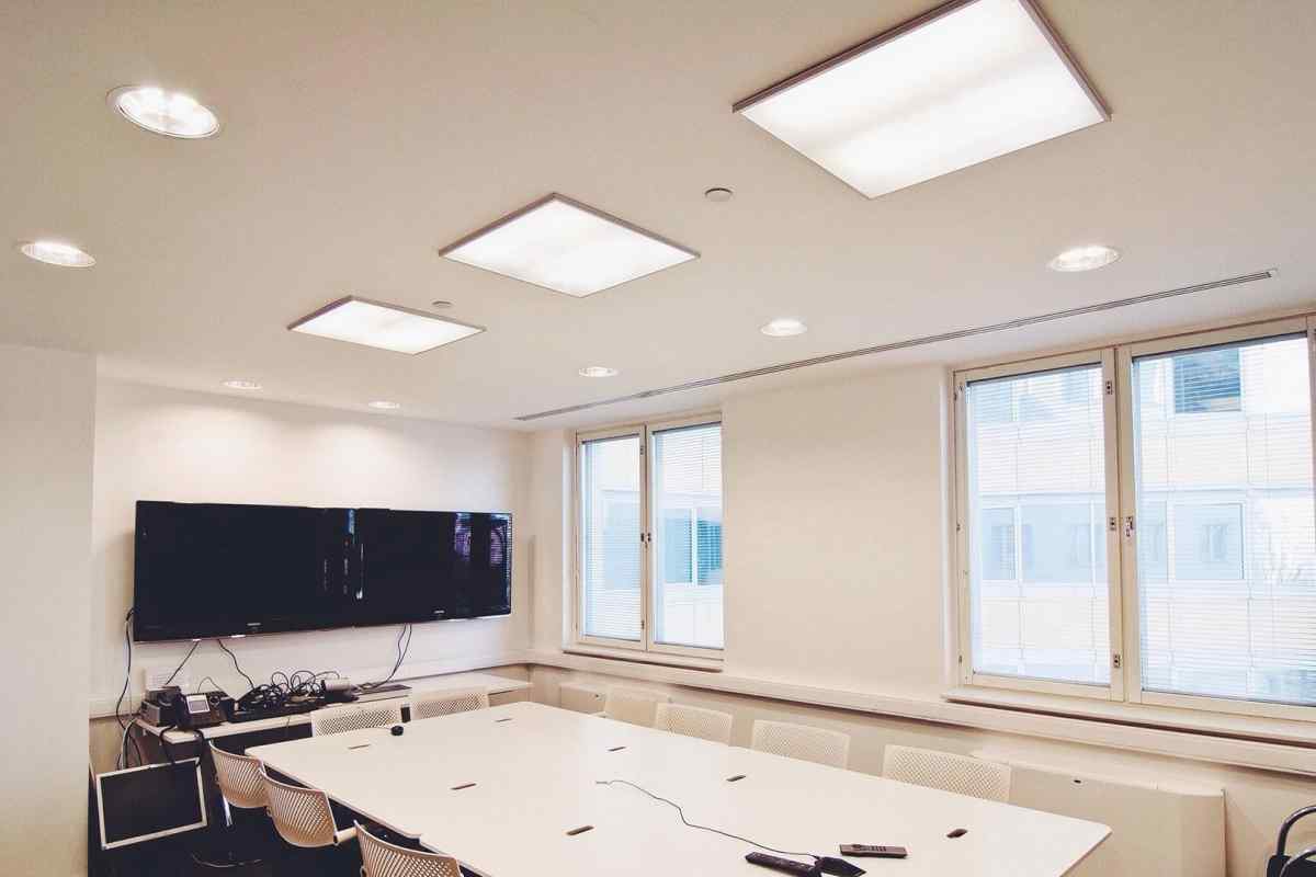 Офисное освещение: как оптимизировать рабочее пространство для комфорта и эффективности
